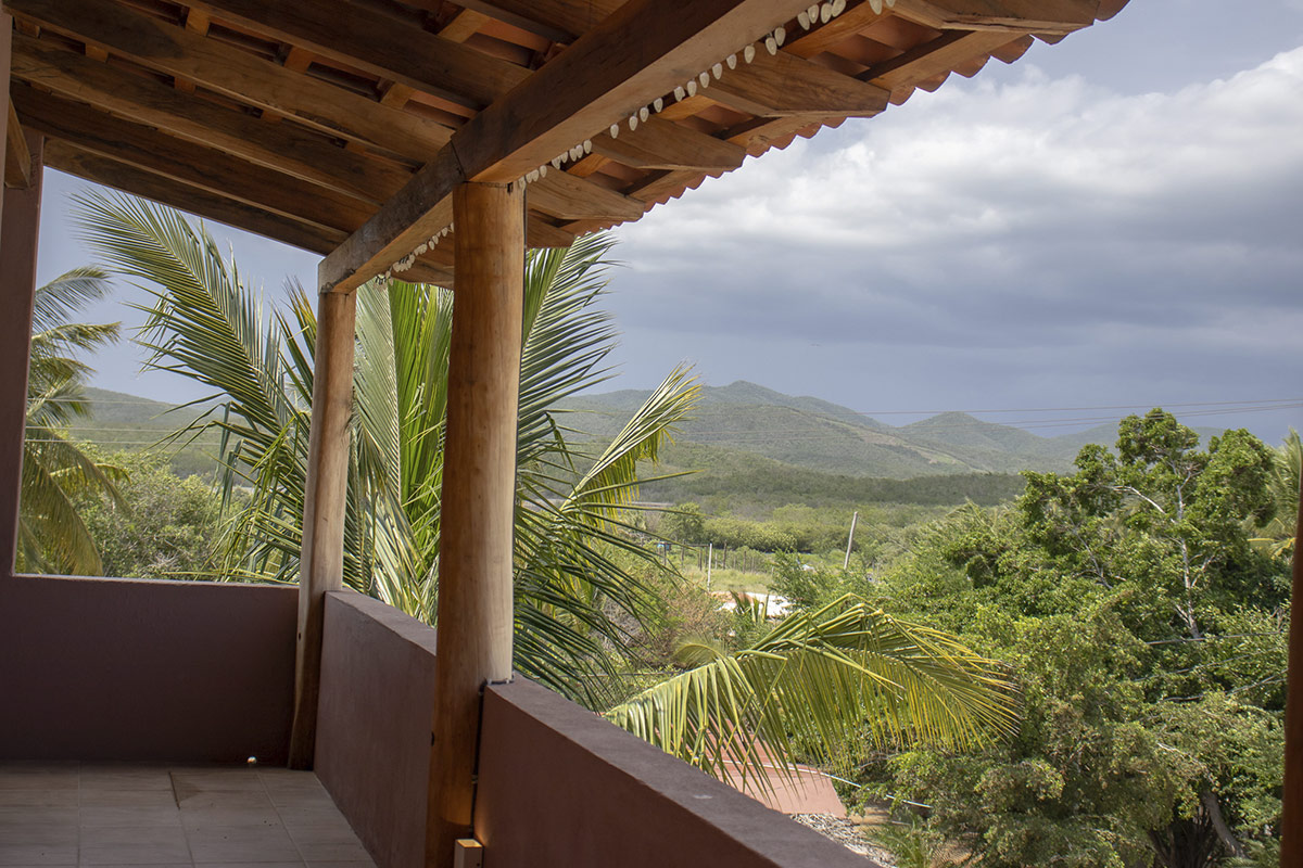 Terraza del hotel con vista a la montaña y palmeras